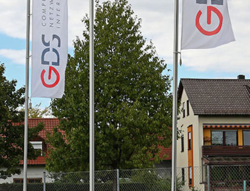 GDS zeigt Flagge und Bande beim DJK-SV Altdorf