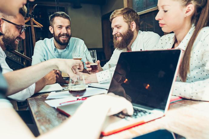 Unser erfahrenes Team von Webdesignern und Entwicklern steht Ihnen zur Verfügung Unser erfahrenes Team von Webdesignern und Entwicklern steht Ihnen zur Verfügung